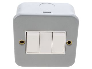 ESSENTIALS CL013 10AX 3 GANG 2 WAY PLATE SWITCH